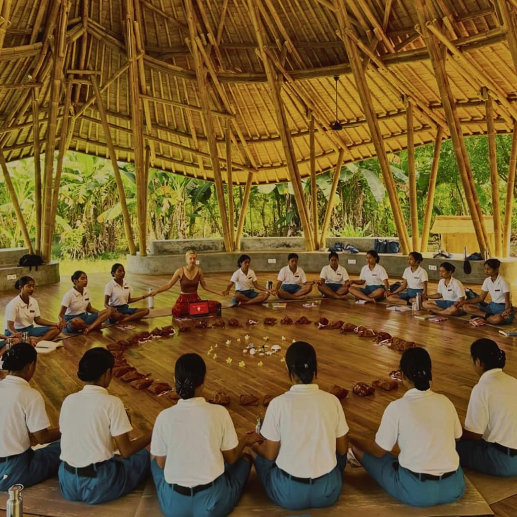 Estudiantes en los Jardines agroecológicos y construcciones de bambú en Sumba Hospitality Fundation